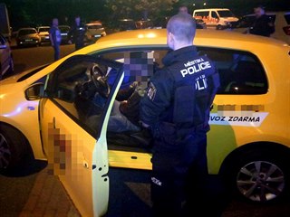 Rozvozce pizzy usnul v Plzni za volantem. Opilý šofér nadýchal 3,19 promile...