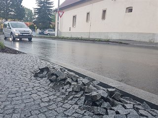 Auta, která kvůli nehodě u Přeštic jezdila přes Dolní Lukavici, poničila v obci...