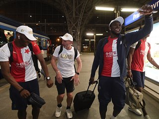 MISTŘI! Fotbalisté Slavie přijeli v neděli večer vlakem na pražské Hlavní...
