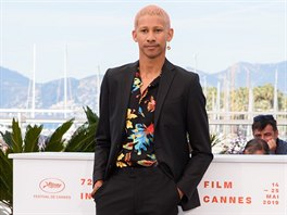 Pánská móda v Cannes u dávno neznamená jen erný oblek nebo smoking a bílou...