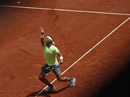 panl Rafael Nadal servruje na Roland Garros.