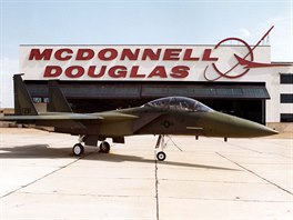 Při vývoji dvoumístného „bombardéru“ F-15E Strike Eagle vznikl nejprve...