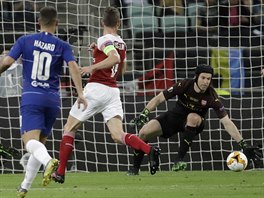 Petr Čech, gólman Arsenalu, zasahuje proti pokusu Oliviera Girouda z Chelsea.