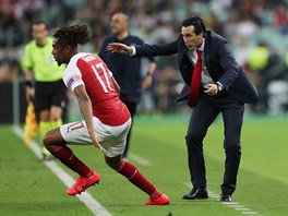 Unai Emery, trenr Arsenalu, usmruje Alexe Iwobiho.
