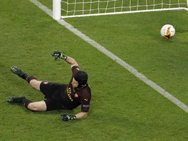Petr Čech z Arsenalu inkasuje proti Chelsea.