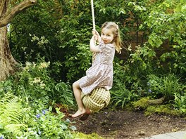 Princezna Charlotte v zahrad, kterou pomohla navrhnout její maminka Kate.