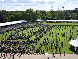 Hosté na zahradní párty v Buckinghamském paláci (Londýn, 21. května 2019)