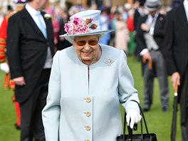 Královna Alžběta II. na zahradní párty v Buckinghamském paláci (Londýn, 21....