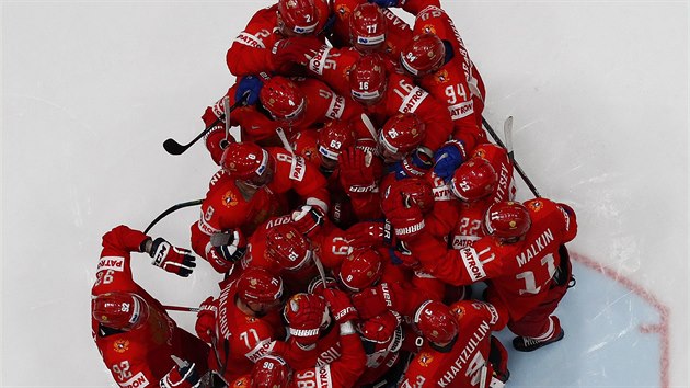 Ruští hokejisté slaví bronzové medaile po vítězství nad českým týmem.