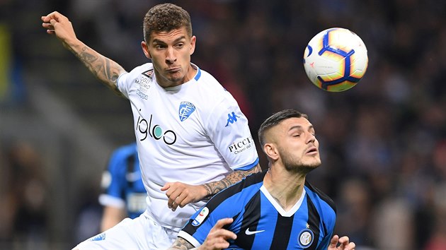 Mauro Icardi (dole) z Interu Miln a Giovanni Di Lorenzo z Empoli v hlavikovm souboji.