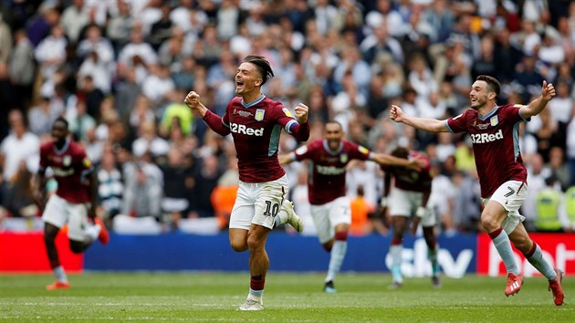 Jack Grealish (vlevo) a John McGinn z Aston Villy oslavuj postup do Premier League.