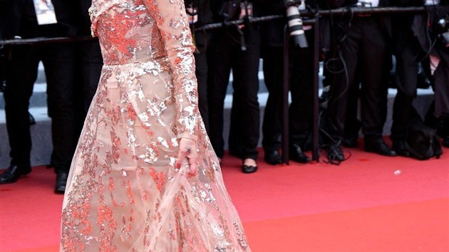 Hereka Helen Mirrenov v Cannes poprv ukzala novou barvu vlas  a sladila s nimi len i tpytiv aty od nvrhe Elieho Saaba.
