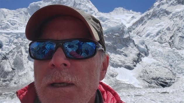 Amerian Christopher Kulish (na snmku z dubna 2019) zemel na zpten cest z Mt. Everestu - pi sestupu do tbora pod vrcholem.