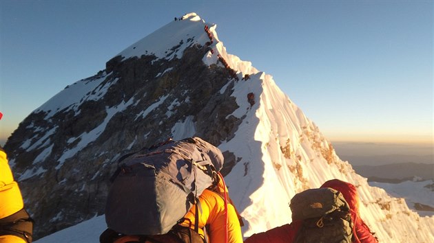 Horolezci-turisté mířící na vrchol Mt. Everestu (22. května 2019)