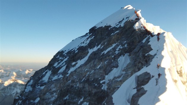 Horolezci-turist mc na vrchol Mt. Everestu (22. kvtna 2019)