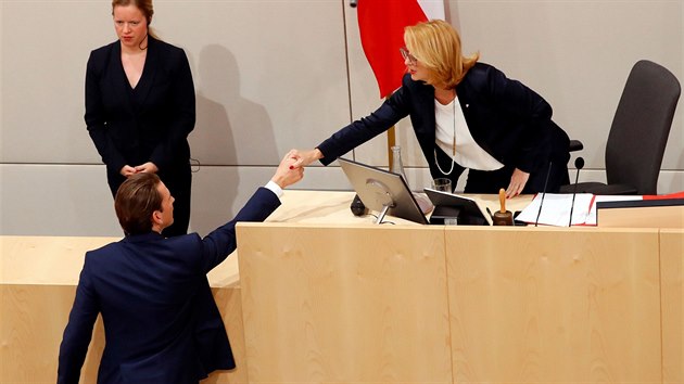 Rakousk kancl Sebastian Kurz si podv ruku s pedsedkyn Nrodn rady Doris Buresovou.  (27. kvtna 2019)
