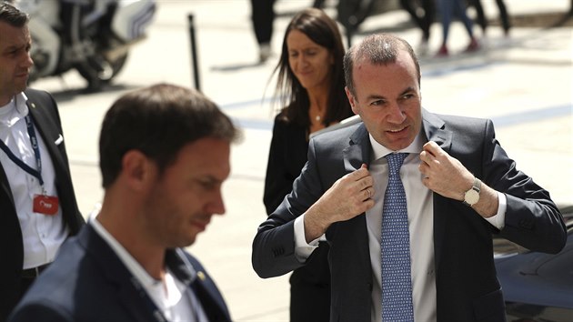 Manfred Weber pichz na schzku Evropsk lidov strany ped summitem EU v Bruselu. Vedouc pedstavitel Evropsk unie se schzej v Bruselu, aby se dohodli na tom, kdo by ml vst klov instituce po dalch pt let.