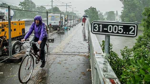 Hust d隝 zaskoil cyklisty v Hradci Krlov. (20. kvtna 2019)