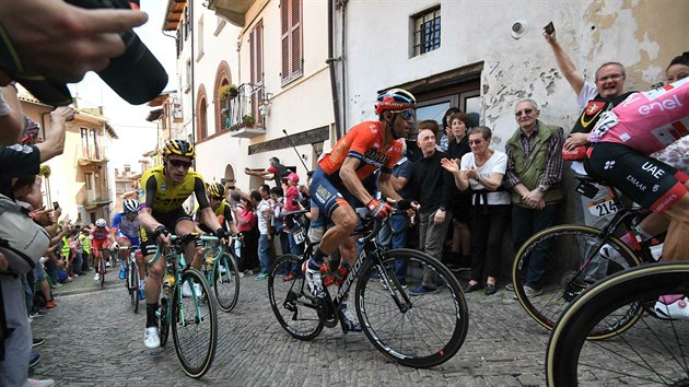Ital Vincenzo Nibali se krbe do cle 12. etapy Gira.