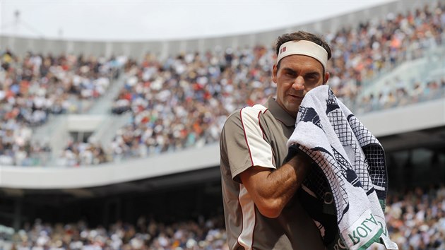 NVRAT. Roger Federer se po tyech letech opt vrtil na Roland Garros.