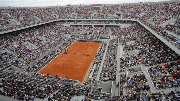 Zaplnn kurt Philippa Chatriera v arelu Roland Garros.