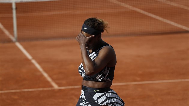 NEZKLAMALA. Serena Williamsov oblkla na leton Roland Garros podobn odlin model jako v loskm roce. Letos vak od sponzora zvolila odvnj kousek.