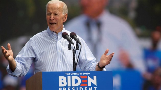 Někdejší americký viceprezident Joe Biden ve Filadelfii na shromáždění před několika tisíci lidmi vyzval k jednotě. (18. května 2019)
