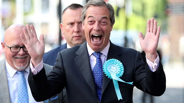 Britsk politik a zastnce brexitu Nigel Farage dostal zsah mlnm koktejlem, kter na nj hodil dvaaticetilet Paul Crowther. (20. kvtna 2019)