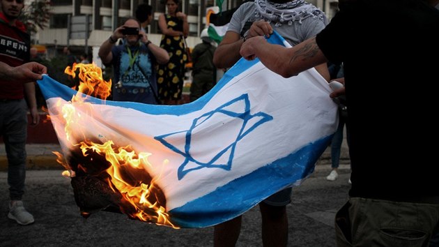 Palestinci plili na demonstraci ped izraelskou ambasdou v Atnch izraelskou vlajku. (15. kvtna 2019)