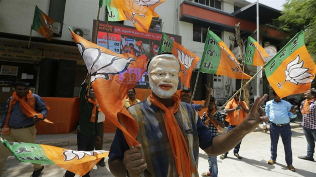 Ped sdlem Indick lidov strany se  sely stovky jsajcch pznivc BJP s podobiznami premira Mdho v rukou, provolvali stranick slogany, bubnovali na bubnky a odpalovali rachejtle. (23. kvtna 2019)