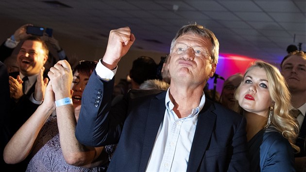 Ldr nmeck strany Alternativa pro Nmecko Joerg Meuthen sleduje prbn vsledky voleb do Evropskho parlamentu. (26. kvtna 2019)