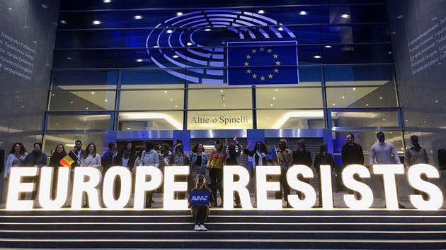 Ped Evropskm parlamentem v Bruselu se seli ekologit aktivist. (26. kvtna 2019)