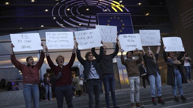 Ped Evropskm parlamentem v Bruselu se seli ekologit aktivist. (26. kvtna 2019)