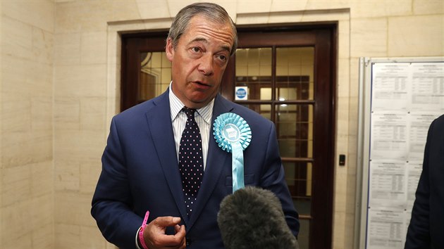 Ldr Brexitov strany Nigel Farage reaguje na prvn vsledky voleb do Evropskho parlamentu. (26. kvtna 2019)