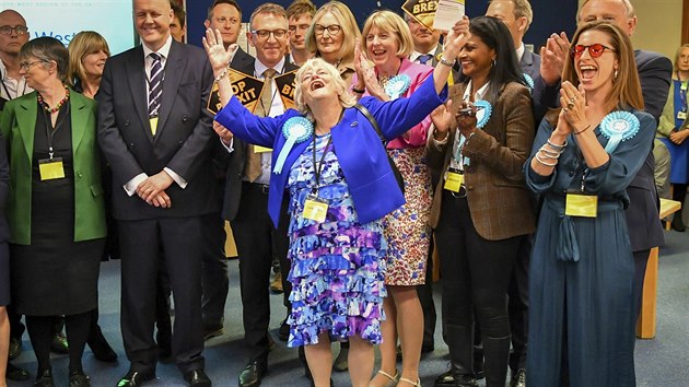 Kandidtka Strany pro brexit Anne Widdecombeov se raduje z vsledk voleb. (26. kvtna 2019)