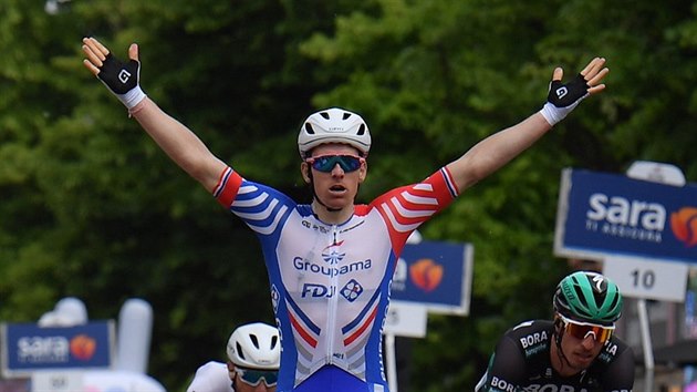 Francouz Arnaud Dmare z FDJ - Groupdama se raduje z triumfu v dest etap italskho Gira.