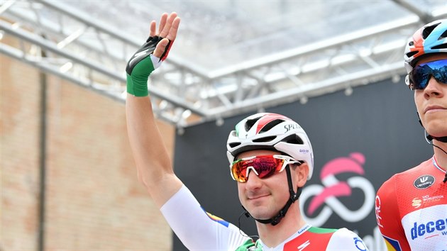 Ital Elia Viviani v dresu italskho ampiona na startu dest etapy Gira.
