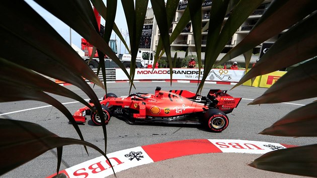 Nmec Sebastian Vettel z Ferrari bhem kvalifikace na Velkou cenu Monaka.