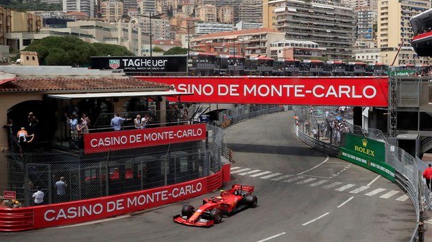 Charles Leclerc z Ferrari bhem trninku na Velkou cenu Monaka.