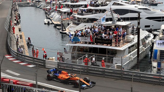 Carlos Sainz Jr. z McLarenu bhem trninku na Velkou cenu Monaka.