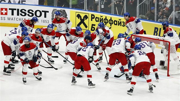 Český tým před semifinálovým zápasem na mistrovství světa proti Kanadě.