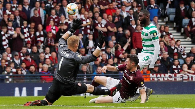 Zdeněk Zlámal z Heart of Midlothian zasahuje během zápasu skotského poháru proti Celticu Glasgow.