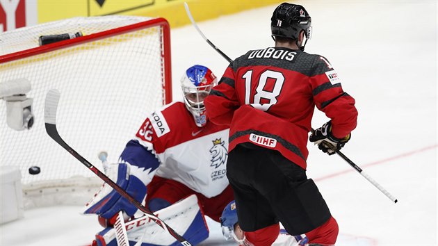 Kanaďan Pierre-Luc Dubois střílí třetí gól v utkání proti Česku. Brankář Patrik Bartošák poté střídal.