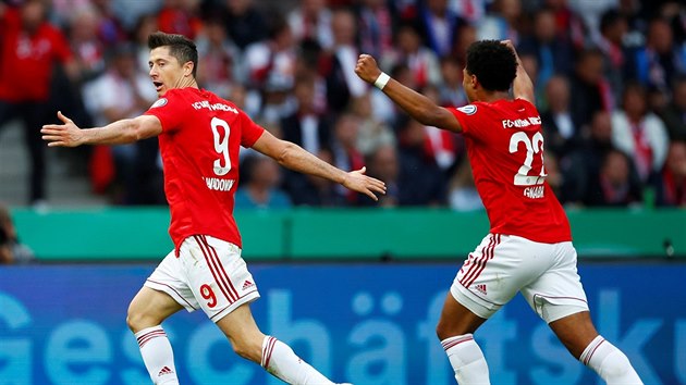 Robert Lewandowski z Bayernu (vlevo) se raduje ze vstelenho glu v zpase Nmeckho pohru proti Lipsku.