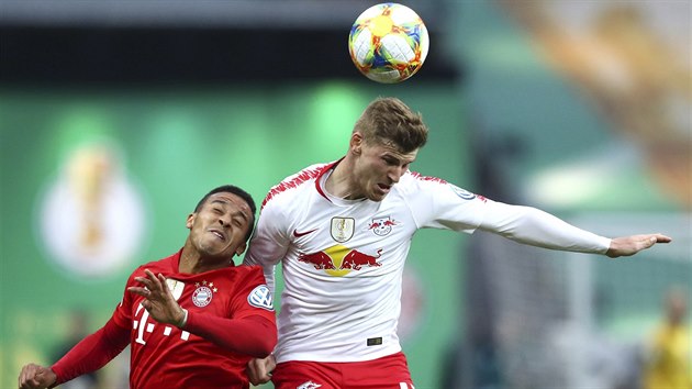 Timo Werner z Lipska (vpravo) a Thiago z Bayernu v hlavikovm souboji o balon.