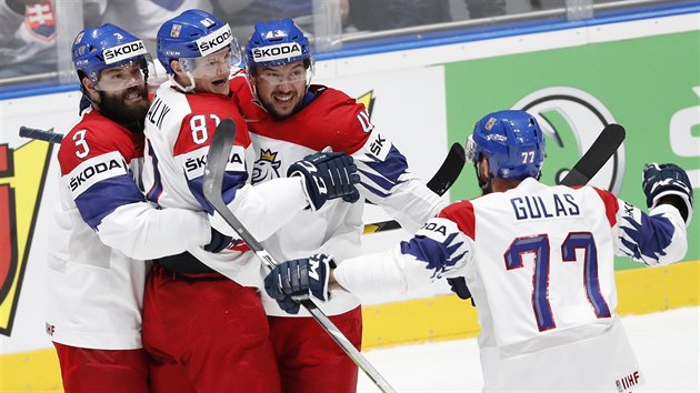 Čeští hokejisté se radují se druhé branky proti Rusku, kterou vstřelil Dominik Kubalík (uprostřed).