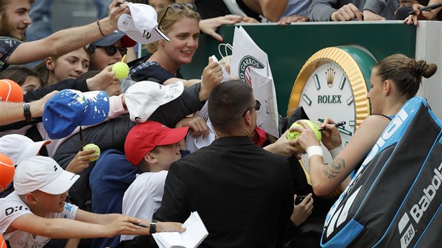 Karolna Plkov rozdv autogramy po postupu do tetho kola Roland Garros.