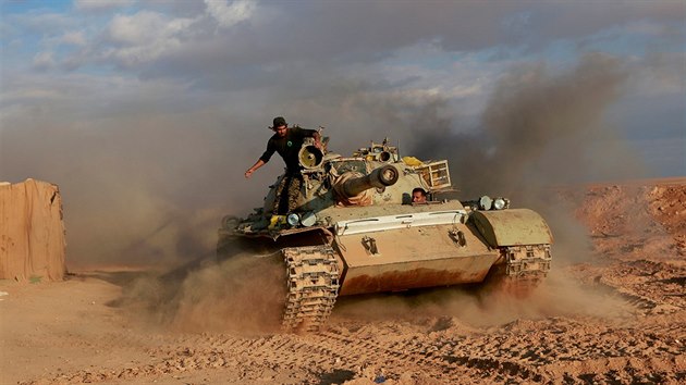 Bojovníci populárních mobilizačních sil (PMF) jedoucí v tanku v blízkosti irácko-syrské hranice v al-Káimu v Iráku.(26. listopadu 2018)