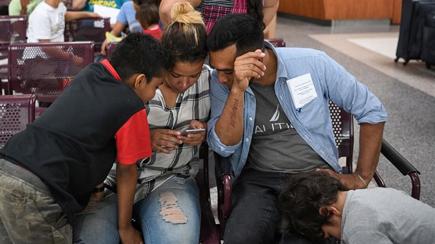 Rodina migrant z Honduras ekajc na transport (kvten 19, 2019)