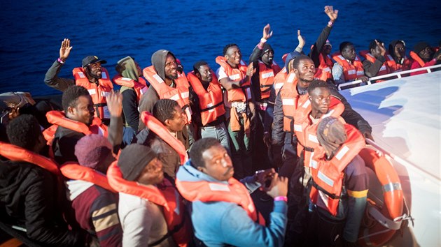 Migranti se přemísťují z lodi Sea Watch 3 německé nevládní organizace do italského plavidla. (19. května 2019)